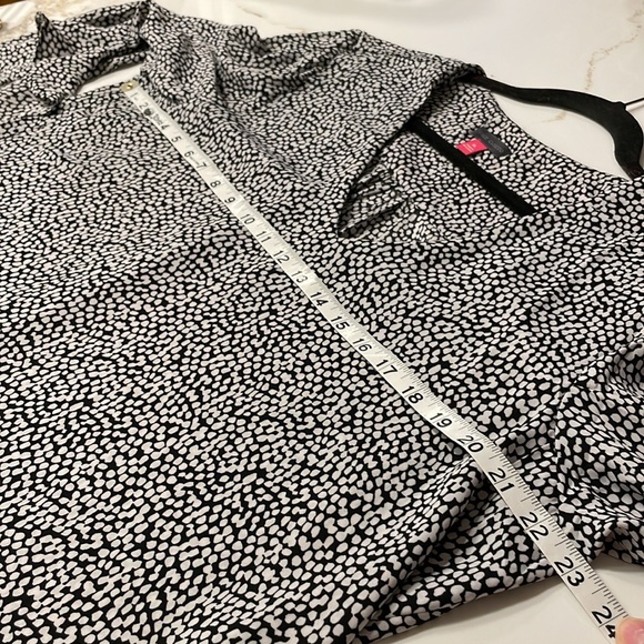 NWT Vince Camuto Black & White Patterned Blouse with Flutter Sleeve | XL - Picture 7 of 9